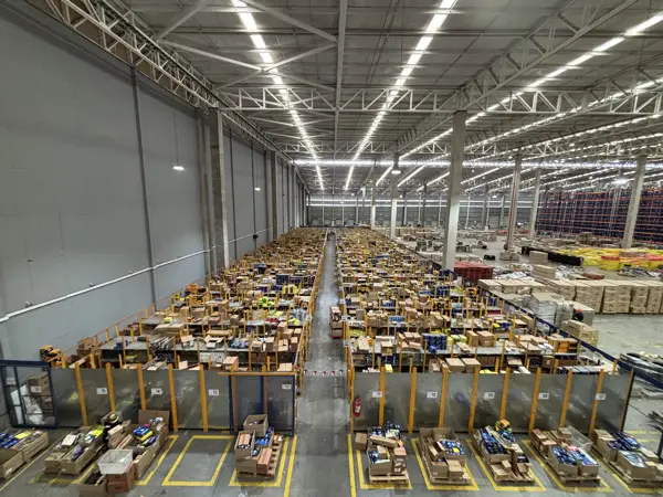 Vista general de la estantería liviana en el centro de distribución de EGA KAT