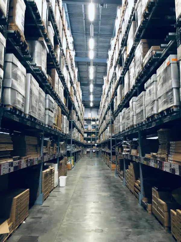Pasillo con estantería selectiva pesada para pallets